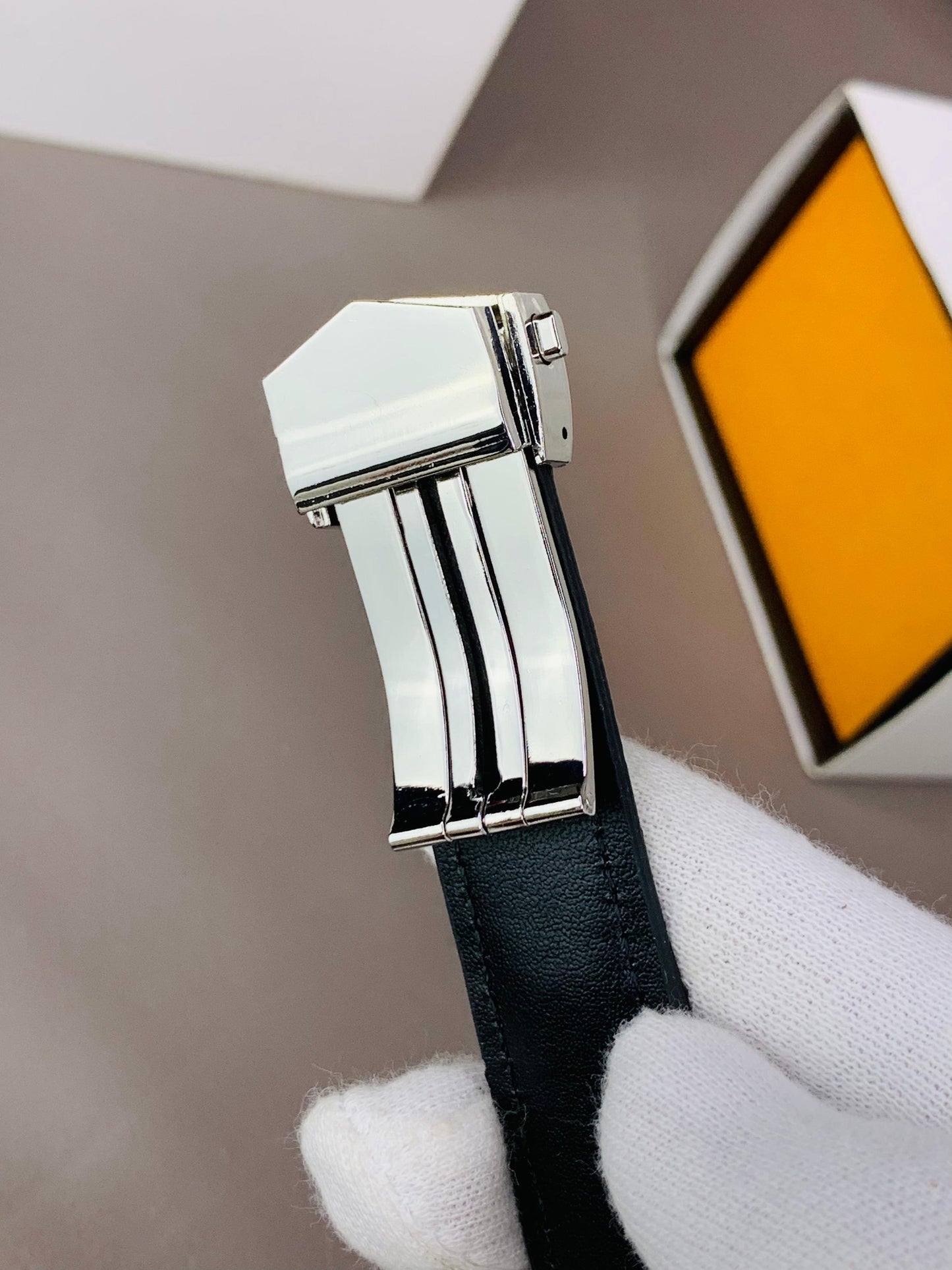 Tag C5 White/Black